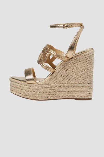 MICHAEL KORS Złote sandały Alma Wedge Espadrille, Rozmiar 41. Żółte sandały Michael Kors, bez wzorów, bez obcasa, bez zapięcia. W wyprzedaży za 450.99 zł.