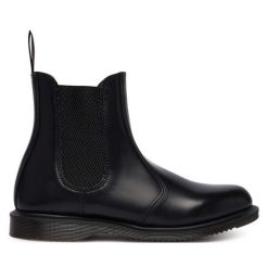 Sztyblety Dr. Martens. Czarne botki Dr. Martens, bez wzorów, bez obcasa, na płaskiej podeszwie, bez zapięcia. Za 849.99 zł.