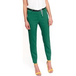 ELEGANCKIE SPODNIE Z KANTEM. Zielone spodnie materiałowe TOP SECRET, do pracy, bez wzorów, z tkaniny. W wyprzedaży za 49.99 zł.