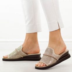 Złote skórzane klapki damskie na koturnie M.Daszyński 2267-14. Żółte klapki M.Daszyński, bez wzorów, ze skóry, bez obcasa, na koturnie. Za 199.00 zł.