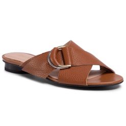 Klapki QUAZI. Brązowe klapki QUAZI, bez wzorów, bez obcasa. Za 249.99 zł.