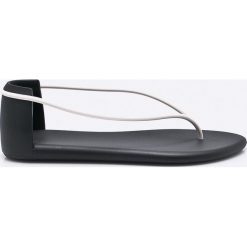 Ipanema - Sandały. Czarne sandały Ipanema, bez wzorów, z gumy, bez obcasa, bez zapięcia. W wyprzedaży za 129.90 zł.