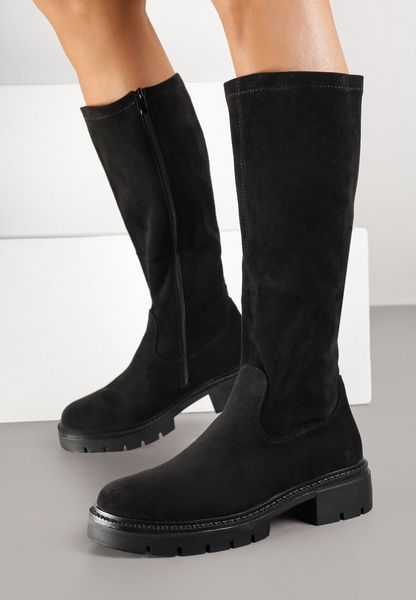 Czarne Casualowe Kozaki z Imitacji Zamszu Fesalara. Czarne kozaki Born2be, z jeansu, bez obcasa, na płaskiej podeszwie, bez zapięcia. Za 149.99 zł.