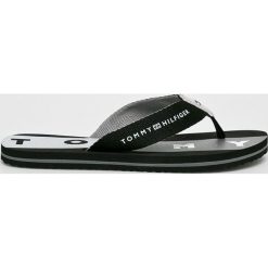 Tommy Hilfiger - Japonki. Czarne klapki TOMMY HILFIGER, bez wzorów, z materiału, bez obcasa. W wyprzedaży za 99.90 zł.