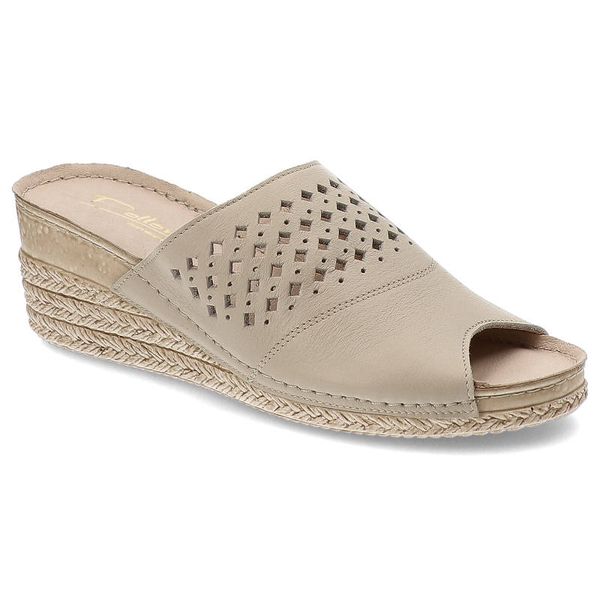 Klapki damskie Pollonus, naturalna skóra licowa z perforowaną cholewką wsuwaną konstrukcją oraz lekką podeszwą, wanilia lico perfo, 5-1400-007. Brązowe klapki Pollonus, bez wzorów, ze skóry, z otwartym noskiem, bez obcasa, na koturnie. Za 149.00 zł.