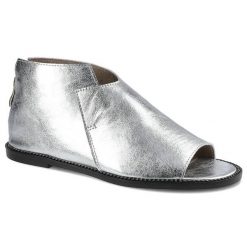Srebrne Sandały Damskie Chebello Eleganckie Buty. Szare sandały CheBello, bez wzorów, ze skóry, eleganckie, bez obcasa, na płaskiej podeszwie, bez zapięcia. Za 259.00 zł.