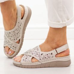 Beżowe sandały damskie Vinceza 85209. Brązowe sandały VINCEZA, bez wzorów, z jeansu, casualowe, bez obcasa, bez zapięcia. Za 139.00 zł.