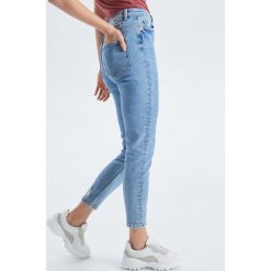 Jeansy High Waist z przetarciami - Niebieski. Jeansy Cropp. Za 89.99 zł.