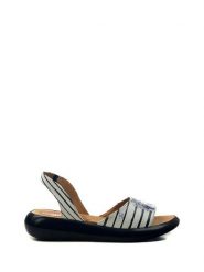 Goby Sandały w kolorze białym ze wzorem rozmiar: 39. Białe sandały Goby, bez wzorów, klasyczne, z otwartym noskiem, bez obcasa, bez zapięcia. Za 186.99 zł.