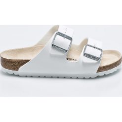 Birkenstock - Klapki Arizona. Białe klapki Birkenstock, bez wzorów, z materiału, bez obcasa, na płaskiej podeszwie. W wyprzedaży za 219.90 zł.