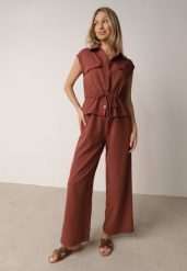 Brązowy Bawełniano-Wiskozowy Kombinezon Koszulowy Bez Rękawów z Baskinką Marmaya. Brązowe sukienki Born2be, na co dzień, l, bez wzorów, z bawełny, eleganckie, bez kołnierzyka, bez ramiączek, baskinki. Za 139.99 zł.