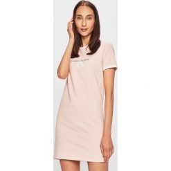 Calvin Klein Jeans - Sukienka. Czerwone sukienki Calvin Klein Jeans, na co dzień, l, bez wzorów, z bawełny, casualowe, bez kołnierzyka, bez ramiączek, proste. W wyprzedaży za 199.90 zł.