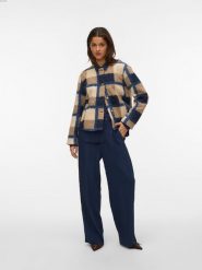 Vero Moda Kurtka pluszowa w kolorze beżowo-granatowym rozmiar: S. Brązowe kurtki Vero Moda, s, bez wzorów, z materiału, bez kaptura. Za 165.99 zł.