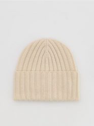 Czapka z wełną - złamana biel. Czapki Reserved, bez wzorów, z wełny. Za 69.99 zł.