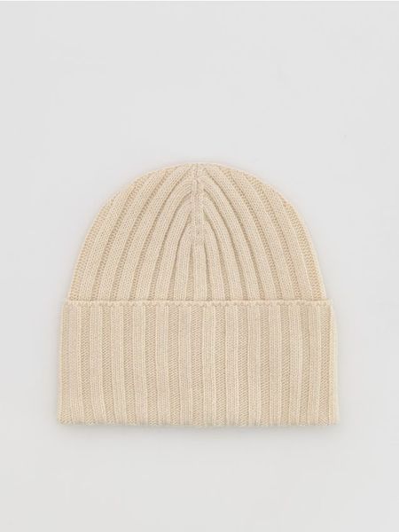 Czapka z wełną - złamana biel. Czapki Reserved, bez wzorów, z wełny. W wyprzedaży za 65.99 zł.