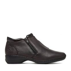Botki Rieker. Brązowe botki Rieker, bez wzorów, bez obcasa, na płaskiej podeszwie, bez zapięcia. Za 369.99 zł.