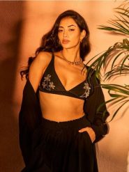 Żakiet kimono z domieszką wiskozy - czarny. Czarne marynarki i żakiety Sinsay, l, bez wzorów, z wiskozy. Za 69.99 zł.