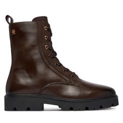 Trzewiki Tommy Hilfiger. Brązowe botki TOMMY HILFIGER, bez wzorów, bez obcasa, na płaskiej podeszwie, bez zapięcia. Za 849.99 zł.