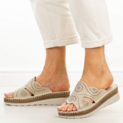 Beżowe skórzane klapki damskie na koturnie S.Barski 5915. Brązowe klapki S.BARSKI, bez wzorów, z jeansu, bez obcasa, na koturnie. Za 239.00 zł.