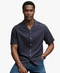 Superdry Koszula Cabana z krótkim rękawem z organicznej bawełny – SOFT NAVY. Niebieskie koszule Superdry, s, z aplikacjami, z bawełny, klasyczne, bez kołnierzyka, bez ramiączek. Za 217.50 zł.
