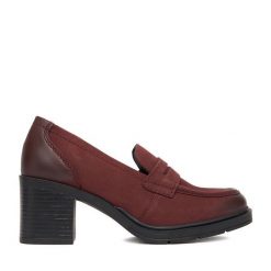 Półbuty Lasocki. Czerwone czółenka Lasocki, bez wzorów, bez obcasa, na obcasie, bez zapięcia. Za 229.99 zł.
