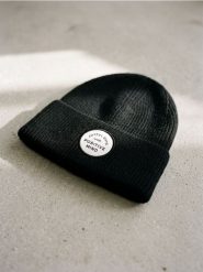 Prążkowana czapka beanie z naszywką - czarny. Czarne czapki Sinsay, z aplikacjami, prążkowane. Za 19.99 zł.