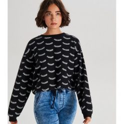 Krótka bluza z napisami - Czarny. Czarne bluzy Cropp, l, bez wzorów, bez kaptura. Za 69.99 zł.