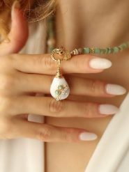 Pierres delicates Pozłacany naszyjnik z elementami ozdobnymi - dł. 45 cm rozmiar: onesize. Zielone naszyjniki Pierres delicates, z cyrkonią, pozłacane. Za 86.99 zł.