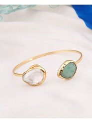 L'Atelier de Gaia Pozłacana bransoletka z amazonitami i masą perłową rozmiar: onesize. Białe bransoletki L'Atelier de Gaia, z perłą, pozłacane. Za 59.95 zł.