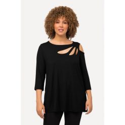Damskie Bluzka wycięcia krój trapezowy dekolt w łódkę rękaw 3/4. Czarne koszulki sportowe Ulla Popken, bez wzorów, z elastanu, bez ramiączek. Za 199.99 zł.