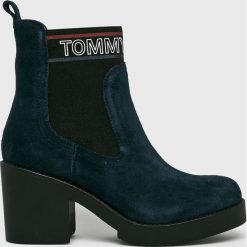 Tommy Jeans - Botki. Niebieskie botki Tommy Jeans, bez wzorów, z gumy, z okrągłym noskiem, bez obcasa, bez zapięcia. Za 599.90 zł.