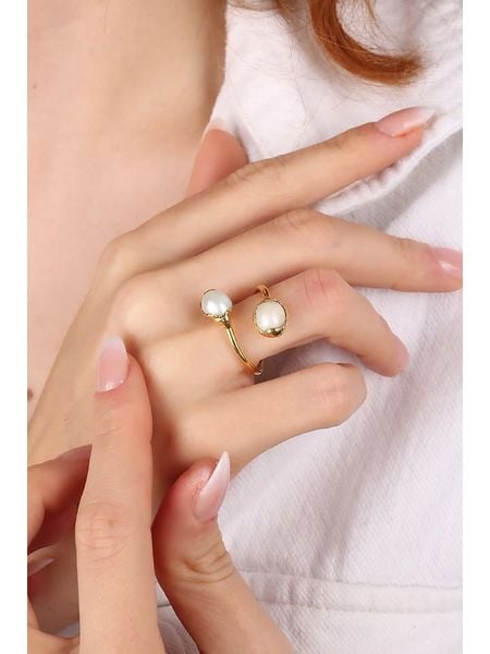 Pierres delicates Pozłacany pierścionek z perłami rozmiar: onesize. Żółte pierścionki Pierres delicates, z perłą, pozłacane. Za 108.74 zł.