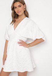 Biała Rozkloszowana Sukienka z Rękawami Nietoperz z Tłoczeniem Darinel. Białe sukienki Born2be, na co dzień, l, bez wzorów, z jeansu, klasyczne, bez kołnierzyka, bez ramiączek, mini, rozkloszowane. Za 139.99 zł.