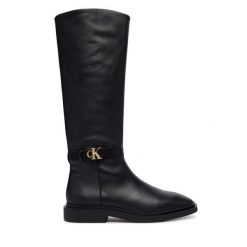 Kozaki Calvin Klein. Czarne kozaki Calvin Klein, bez obcasa, na płaskiej podeszwie, bez zapięcia. Za 849.99 zł.