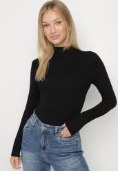 Czarna Wiskozowa Bluzka Połgolf Farriva. Czarne bluzki Born2be, s, bez wzorów, z jeansu, eleganckie, bez kołnierzyka, bez ramiączek. Za 59.99 zł.