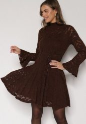 Brązowa Koronkowa Sukienka z Wiązaniem Półgolfem i Falbankami Alnefera. Brązowe sukienki Born2be, s, bez wzorów, z koronki, klasyczne, bez kołnierzyka, bez ramiączek, mini. Za 179.99 zł.