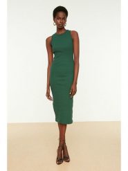 Trendyol Sukienka w kolorze zielonym rozmiar: M. Zielone sukienki Trendyol, na imprezę, m, bez wzorów, sportowe, bez kołnierzyka, bez ramiączek, midi, sportowe. Za 48.05 zł.