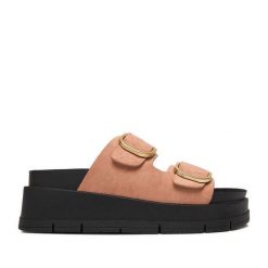 Klapki DeeZee. Czerwone klapki DeeZee, bez wzorów, bez obcasa. Za 149.99 zł.