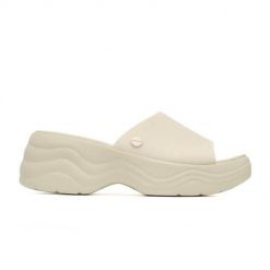 Klapki damskie Crocs Skyline Slide. Brązowe klapki Crocs, bez wzorów, z materiału, bez obcasa. Za 197.99 zł.