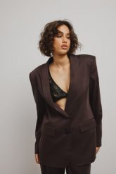 Klasyczna marynarka w kolorze DARK BROWN - MOSELLE-S. Brązowe marynarki i żakiety Marsala, s, bez wzorów, z jeansu, eleganckie. Za 699.90 zł.