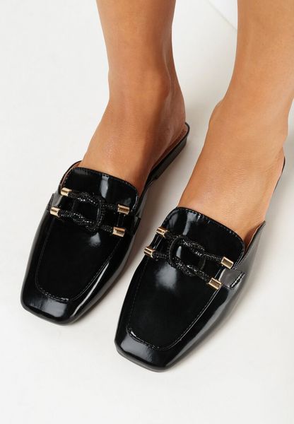 Czarne Klapki Mule z Rzemykami Chendia. Czarne klapki Born2be, bez wzorów, bez obcasa, na płaskiej podeszwie. Za 44.99 zł.