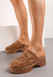 Brązowe Klapki w Stylu Chodaków na Platformie z Nitami i Plecionką Giadina. Brązowe klapki Born2be, z aplikacjami, bez obcasa, na obcasie. Za 109.99 zł.