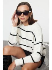 Trendyol Sweter w kolorze biało-czarnym rozmiar: S. Białe swetry Trendyol, s, bez wzorów, bez ramiączek. Za 73.99 zł.