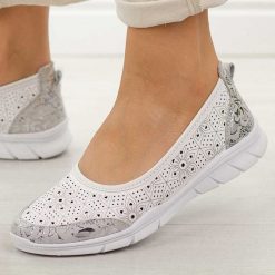 Białe ażurowe skórzane baleriny damskie S.Barski 5973. Białe baleriny S.BARSKI, w ażurowe wzory, z jeansu, bez obcasa, na płaskiej podeszwie. Za 179.00 zł.