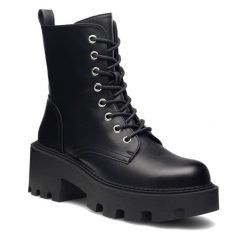 Botki DeeZee. Czarne botki DeeZee, bez wzorów, bez obcasa, na słupku, bez zapięcia. Za 139.99 zł.