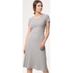 Szara Sukienka Assistance. Szare sukienki Born2be, na lato, l, bez wzorów, z dzianiny, bez kołnierzyka, bez ramiączek, midi. Za 59.99 zł.