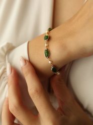 Pierres delicates Pozłacana bransoletka z kryształami rozmiar: onesize. Białe bransoletki Pierres delicates, z agatem, pozłacane. Za 52.99 zł.