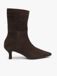 Ciemnobrązowe wyższe botki na szpilce. Brązowe botki Ryłko, bez wzorów, ze skóry, bez obcasa, na szpilce, bez zapięcia. Za 529.99 zł.