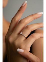 Lodie Silver Srebrny pierścionek z cyrkonią rozmiar: onesize. Szare pierścionki Lodie Silver, z cyrkonią, srebrne. Za 57.06 zł.