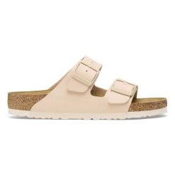 Klapki damskie BIRKENSTOCK ARIZONA BF NEW BEIGE. Brązowe klapki Birkenstock, bez wzorów, bez obcasa. Za 299.99 zł.